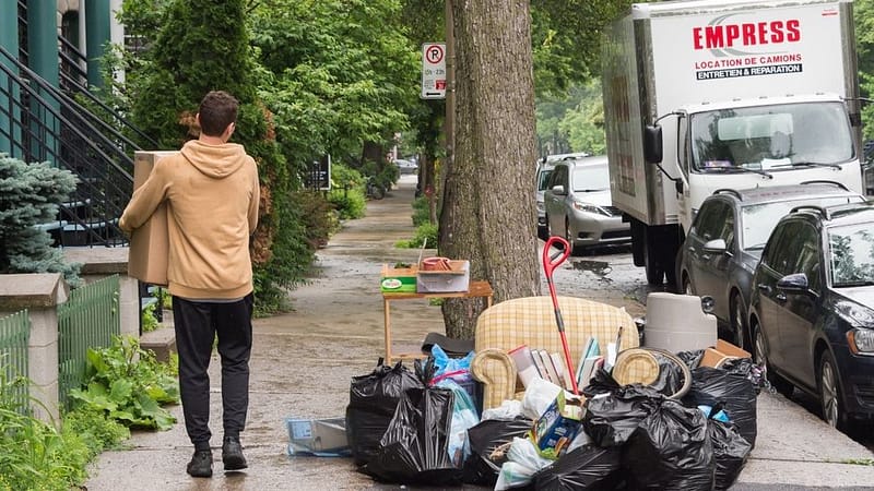 Canadians are leaving the country in record numbers but quebecers are staying put