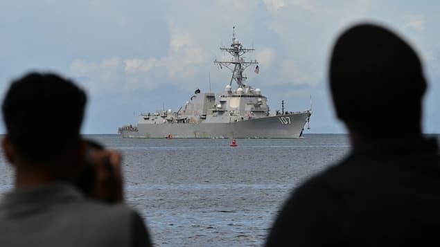 Un destroyer américain s’amarre à une trentaine de kilomètres du venezuela