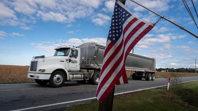 Trump impose de nouveaux droits de douane sur les camions et les autobus