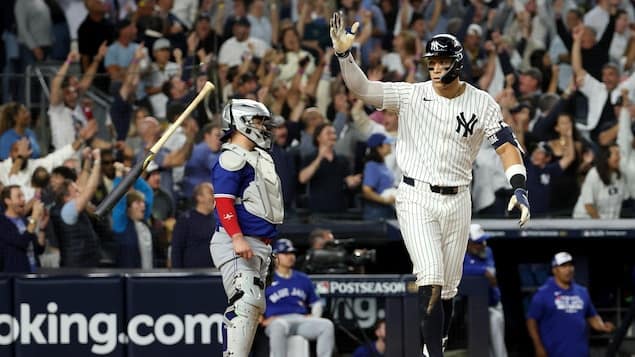 Menés par aaron judge, les yankees arrachent une victoire aux blue jays