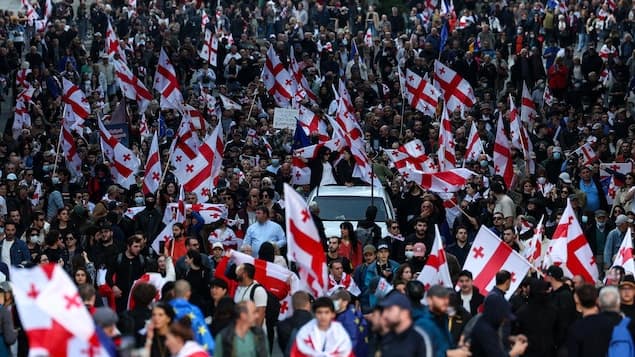 Les géorgiens manifestent par dizaines de milliers le jour des élections locales