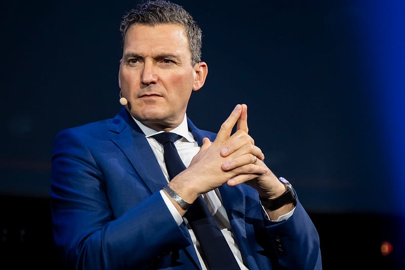 Le ministre solomon envisage une limite d’âge pour les agents conversationnels