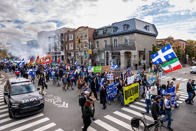 30 ans du référendum | des manifestants marchent pour l’indépendance du québec
