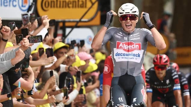 Jasper philipsen, premier maillot jaune du tour de france 2025