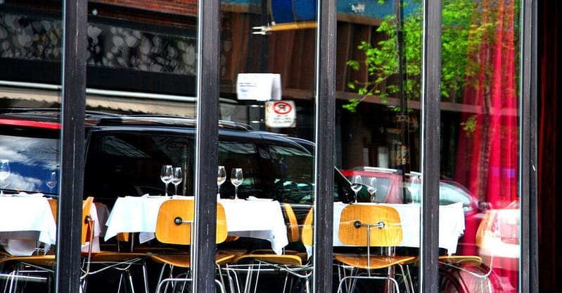 Quebec restaurants can officially charge you for ditching a reservation starting this month