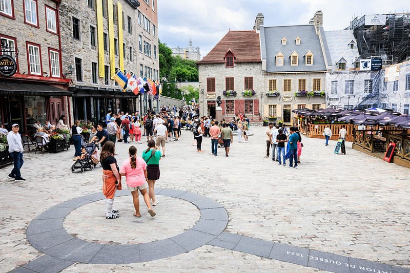 Artistes de rue du vieux québec | deux zones emblématiques en français seulement
