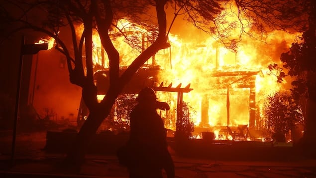 Los Angeles Encerclée Par Des Incendies Ravageurs