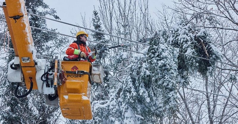 Vents Violents Au Québec: Près De 10 000 Foyers Encore En Panne Et Voici Quand ça Va Revenir