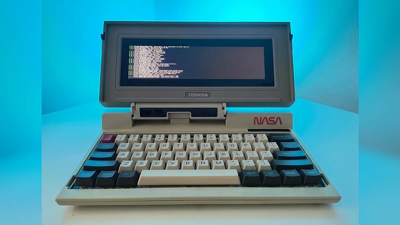 Maker Resurrects Toshiba T1000 With A Raspberry Pi 4 And A Slew Of Upgrades