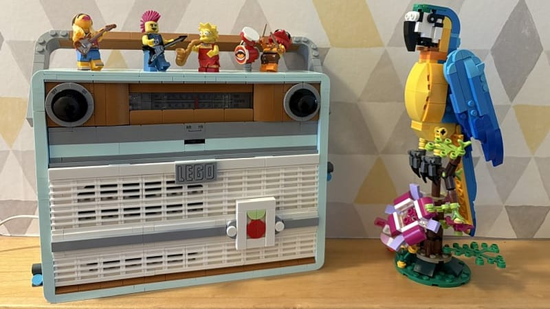 Raspberry Pi Upgrades Lego Retro Radio Into The Real Thing