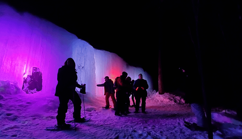 Cette Randonnée Aux Flambeaux Près De Montréal Te Mène à Des Chutes Glacées Illuminées