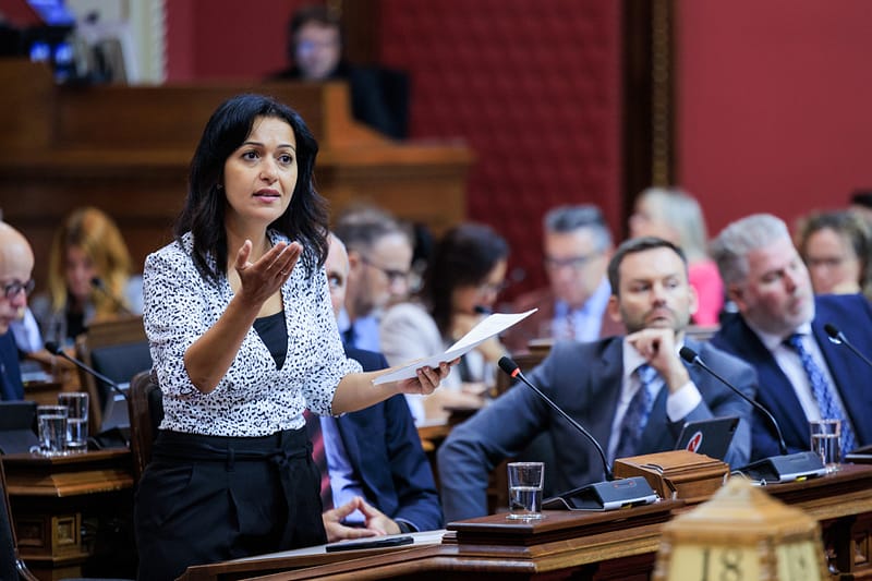 Modèle D’intégration Des Immigrants | L’opposition Accuse La Caq D’incohérence