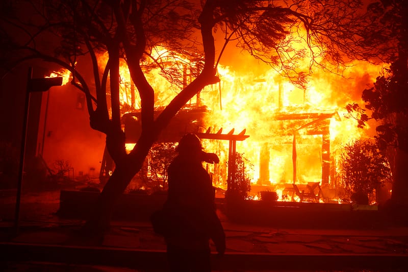 Violent Incendie Près De Los angeles | Des Milliers D’évacuations Et Une « nuit Difficile » En Perspective