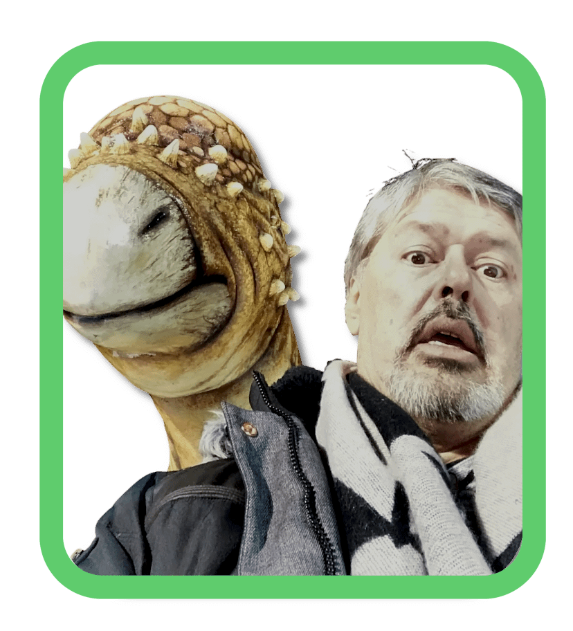 Moi Moi devant un dinosaure